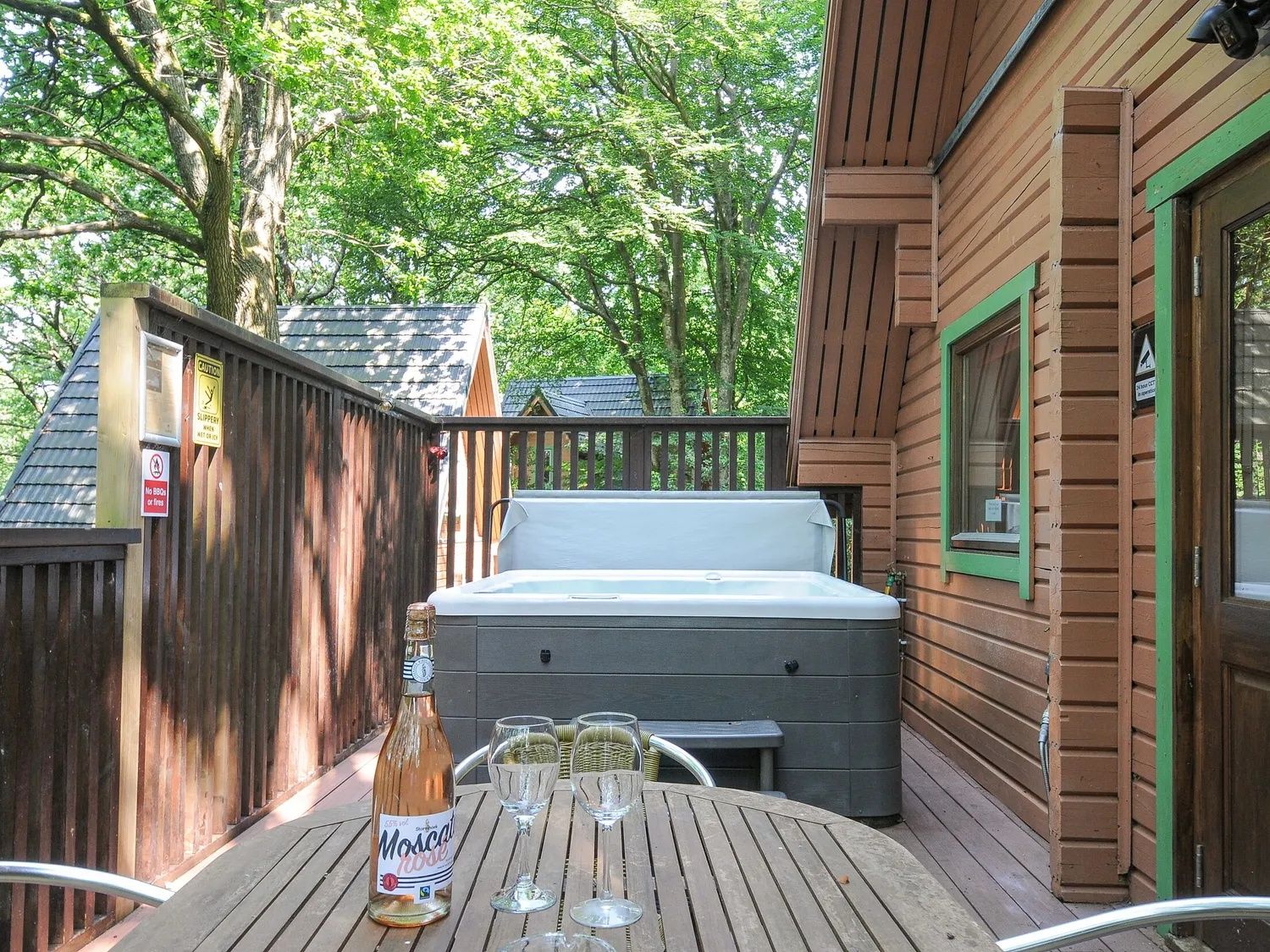 Lodge with hot tub at Finlake Resort